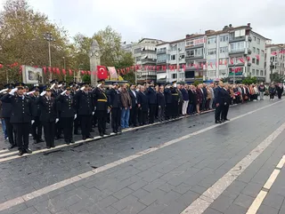 Cumhuriyet Meydanı'ndaki Atatürk Anıtı'na çelenk sunulmasıyla başlayan 29 Ekim kutlamalarında, Çınarcık protokolü ile vatandaşlar anıt önünde bir araya geldi. - Küçük görsel 2