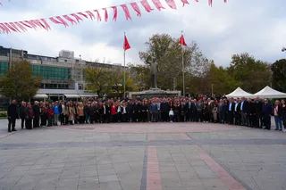 Yalova Belediye Başkanı Mehmet Gürel ile Subaşı Belediye Başkanı Turan Canbay, parti teşkilatının 29 Ekim Cumhuriyet Bayramı dolayısıyla düzenlediği çelenk sunma programında bir araya geldi. - Küçük görsel 2