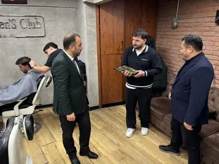Yalova'da cuma günleri sürdürülen esnaf buluşmaları bu hafta Merkez Camii çevresinde gerçekleşti; din görevlileriyle birlikte dükkanları gezen heyet hayırlı kazançlar dileyerek Diyanet yayınları hediye etti. - Küçük görsel 3