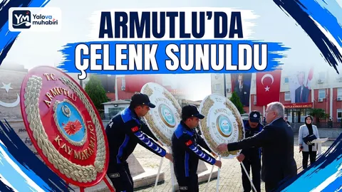 Armutlu'da Cumhuriyet Bayramı'nın 103. yıl dönümü dolayısıyla düzenlenen törende Kaymakam Erinç Demir ve Belediye Başkanı Cengiz Arslan çelenk sunma programına katıldı.