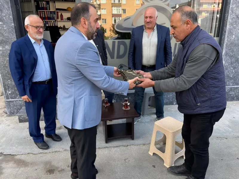 Yalova İl Müftüsü Naci Çakmakçı, din görevlileriyle birlikte Gaziosmanpaşa civarındaki esnafı ziyaret ederek hayırlı kazançlar diledi ve Diyanet yayınlarından hediye etti. - Fotoğraf 6