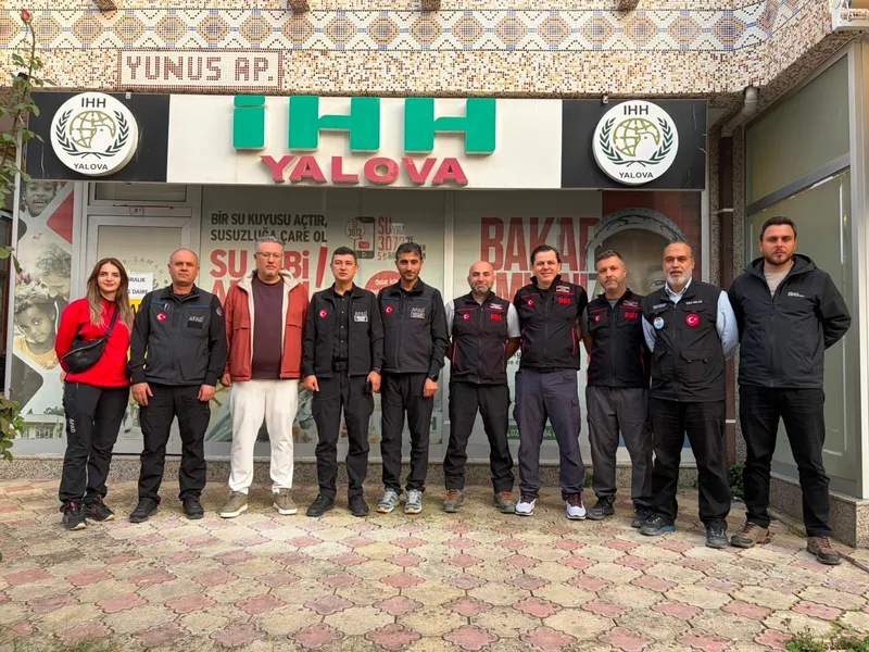 Isparta'daki kanyonda eğitim sırasında meydana gelen kaza sonucu hayatını kaybeden Sinan Yavuz için AFAD İl Müdürü Adem Eşiyok ve şube müdürleri Yalova İHH'ya taziye ziyaretinde bulundu. - Fotoğraf 1