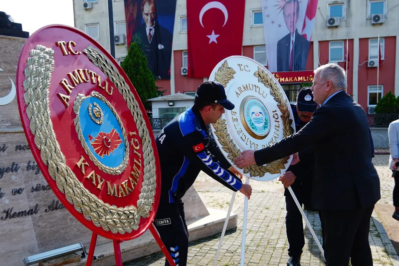Armutlu'da Cumhuriyet Bayramı'nın 103. yıl dönümü dolayısıyla düzenlenen törende Kaymakam Erinç Demir ve Belediye Başkanı Cengiz Arslan çelenk sunma programına katıldı. - Fotoğraf 1