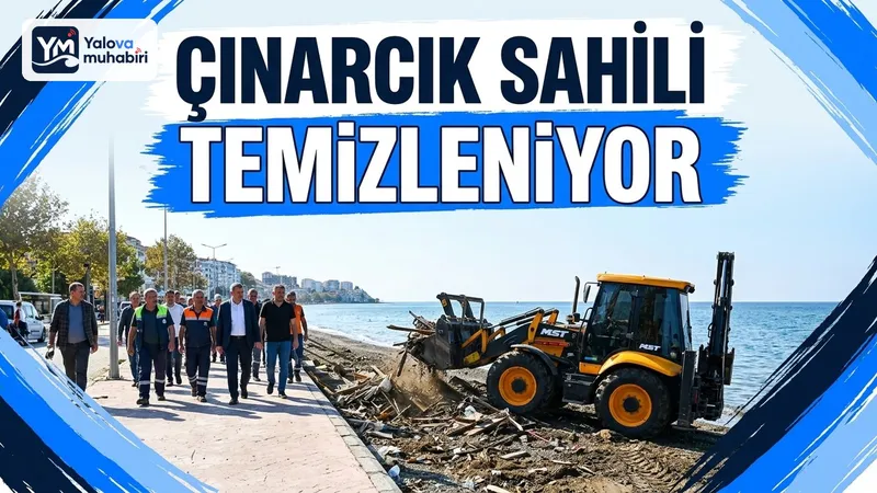 Çınarcık Belediyesi ekipleri, yağışların ardından Vali Akı Caddesi sahil hattına vuran yosun ve ağaç kalıntılarını toplamak için çalışma başlattı.