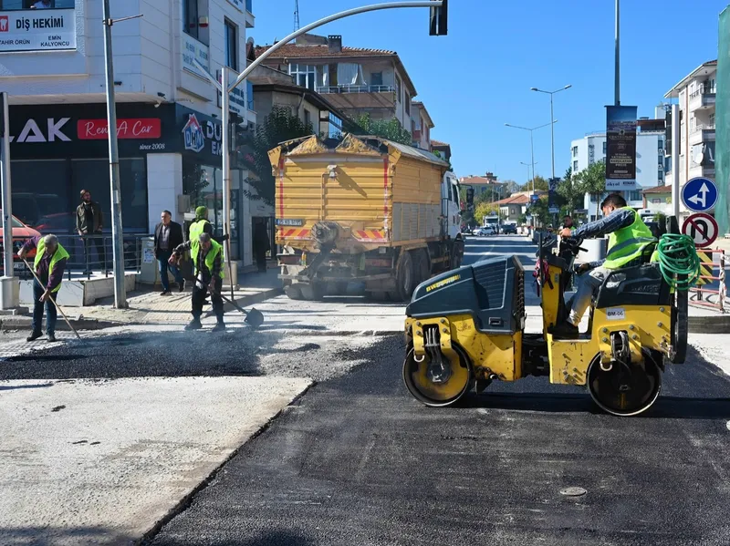 Yalova Belediyesi ekipleri, Mehmet Durman Caddesi'nde asfalt yama, Halide Edip Adıvar Sokak'ta parke taş döşerken kentin farklı noktalarında yağmur suyu hatlarını temizliyor ve park zeminlerini yeniliyor. - Fotoğraf 3