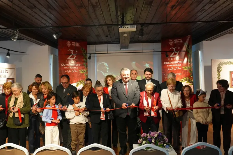 Yalova Kent Müzesi'nde açılan "Biz Cumhuriyet'in Çocuklarıyız" sergisi, geçmişten bugüne Cumhuriyet Bayramı kutlamalarının fotoğraflarıyla 20 Kasım'a kadar ziyaret edilebilecek. - Fotoğraf 1