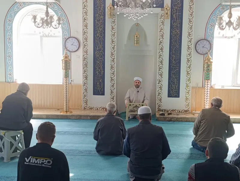 Yalova İl Müftüsü Naci Çakmakçı, köy ziyaretleri kapsamında Elmalık Köyü Camisi'nde öğle namazında cemaatle bir araya gelerek vatandaşlarla sohbet etti. - Fotoğraf 1