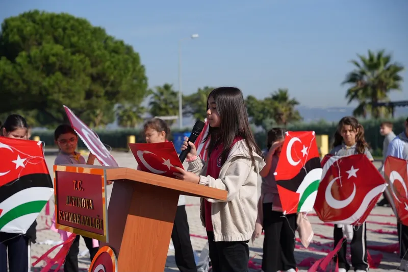 Altınova'da protokol üyeleri, öğretmenler ve öğrencilerin katılımıyla Gazze'deki masum çocuklara destek amacıyla uçurtma şenliği yapıldı. - Fotoğraf 2