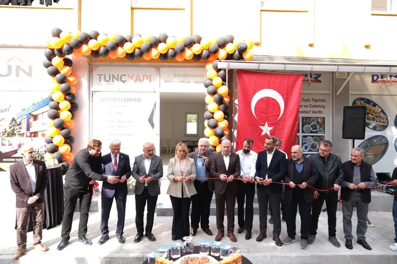 Altınova'da Tunç Yapı hizmete açıldı. Yeni yatırımın heyecanını paylaşan Belediye Başkanı Yasemin Fazlaca, işletmeye bol kazanç temennisinde bulundu. - Fotoğraf 1