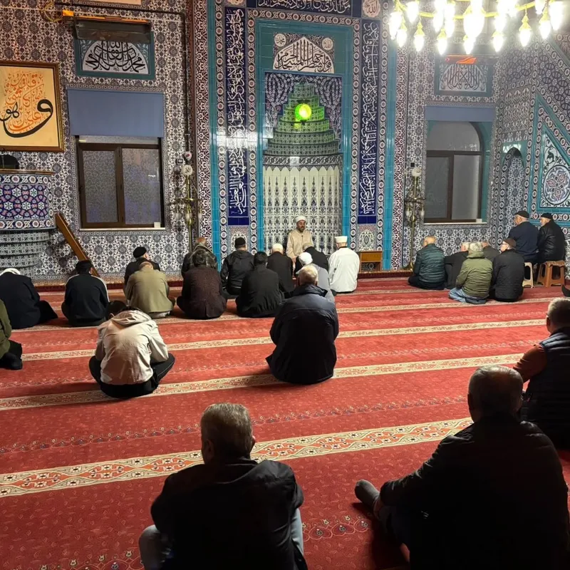 Yalova'da Abdülhamid Han Camii'nde bir araya gelen cemaat, sabah namazının ardından İl Müftüsü Naci Çakmakçı'nın sohbetini dinledi ve dua etti. - Fotoğraf 1