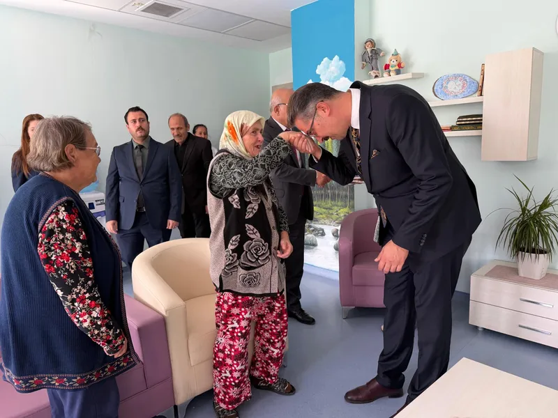 Yalova'da 22 Ekim 2026'da göreve başlayan İl Müdürü Seçkin Bilici, huzurevini ziyaret ederek kurum sakinlerinin talep ve beklentilerini dinledi. - Fotoğraf 6