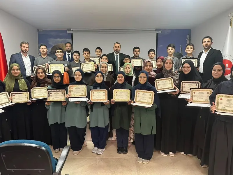 Yalova'da hafızlık eğitimlerini tamamlayan öğrencilere hafızlık belgeleri, İl Müftüsü Naci Çakmakçı'nın katıldığı programla takdim edildi. - Fotoğraf 1
