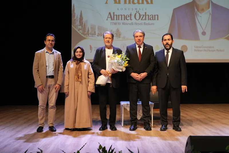 Yalova Üniversitesi'nde düzenlenen "Ötekisizlik Ahlâkı" konferansına konuşmacı olarak katılan Ahmet Özhan, akademik personel ve öğrencilerle bir araya geldi. - Fotoğraf 3