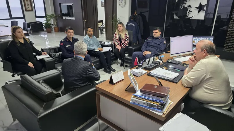 Çınarcık'a bağlı Esenköy'de gece boyunca etkili olan yoğun yağışların ardından Kaymakam Tahsin Aksu ve Belediye Başkanı Mehmet Temel olumsuzluk yaşanan bölgelerde inceleme yaptı. - Fotoğraf 4