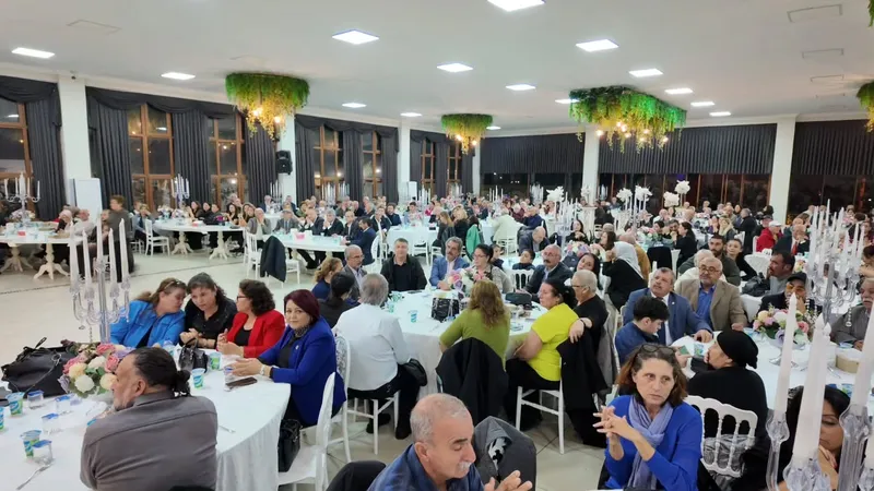Çınarcık Belediye Başkanı Avni Kurt, ilçede düzenlenen dayanışma gecesine katılarak vakıf üyeleriyle bir araya geldi; programda Kurt'a teşekkür plaketi verildi. - Fotoğraf 5