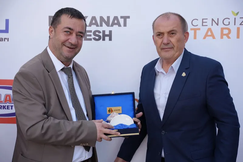 Subaşı'nda düzenlenen 12. Yalova Kivi Festivali'nde yurt dışından gelen kardeş kent temsilcileri ağırlandı; heyetlere hediyeler sunulurken folklor gösterileri ve konserler sergilendi. - Fotoğraf 1