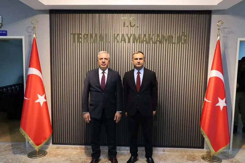 Termal'de 29 Ekim Cumhuriyet Bayramı'nın 103. yılı, kaymakamlık makamında yapılan tebrikat kabulü ve ilçe protokolü ile vatandaşların bir araya geldiği salon programıyla kutlandı. - Fotoğraf 2
