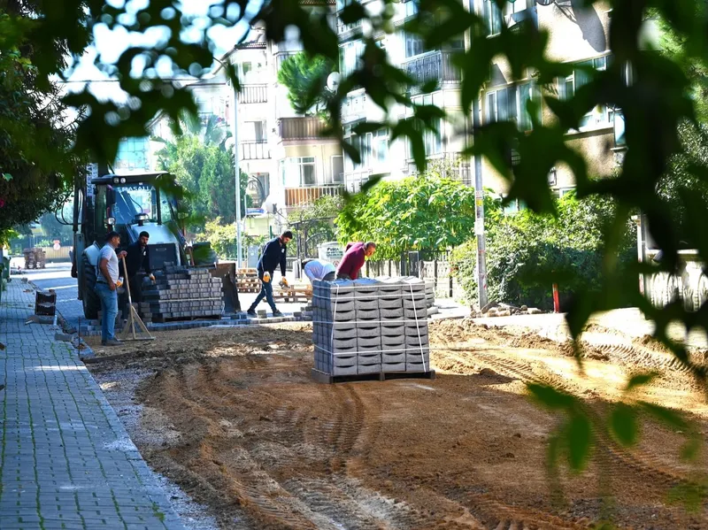 Yalova Belediyesi ekipleri, Mehmet Durman Caddesi'nde asfalt yama, Halide Edip Adıvar Sokak'ta parke taş döşerken kentin farklı noktalarında yağmur suyu hatlarını temizliyor ve park zeminlerini yeniliyor. - Fotoğraf 11