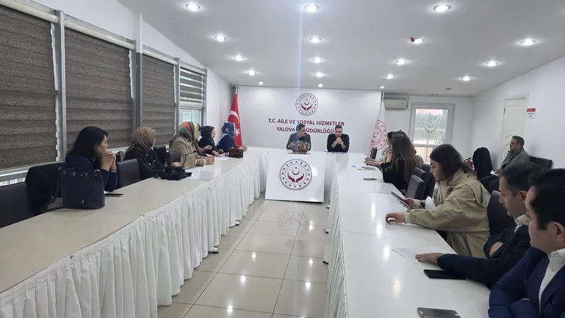 Yalova Aile ve Sosyal Hizmetler İl Müdürlüğü, bünyesindeki kreş ve gündüz bakımevlerinin yöneticilerine afet hazırlığı ve iş sağlığı alanında bilgilendirme eğitimi verdi. - Fotoğraf 1