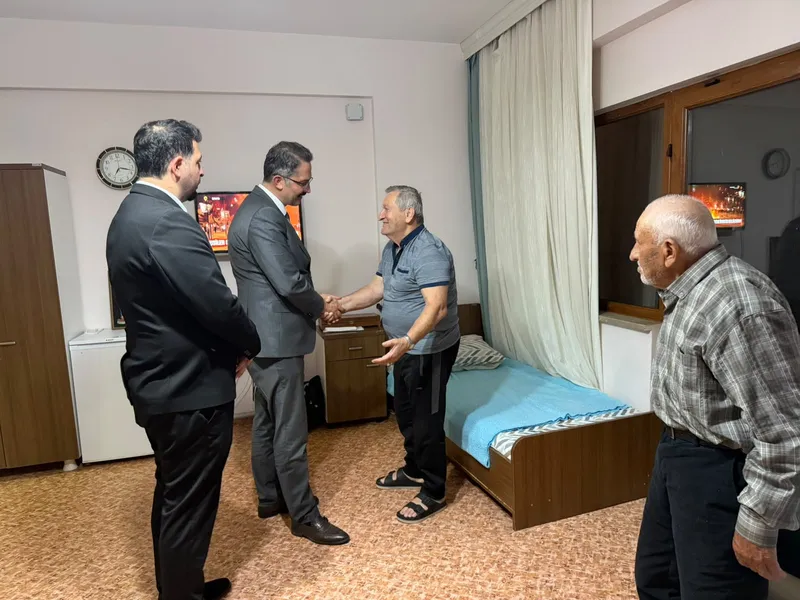 Çınarcık Huzurevi'ni ziyaret eden Seçkin Bilici, kuruluşun fiziki koşulları ile bakım ve destek hizmetlerini yerinde inceleyerek kurum sakinlerinin taleplerini dinledi. - Fotoğraf 9