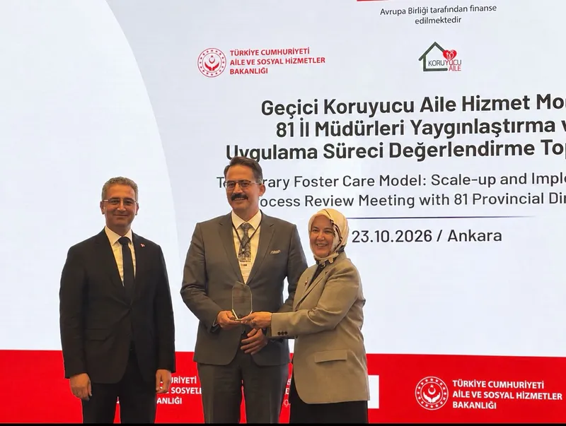 Ankara'da UNICEF iş birliğiyle düzenlenen değerlendirme toplantısında, 30 pilot il dışında Geçici Koruyucu Aile Hizmet Modeli'nde ilk yerleştirmeyi gerçekleştiren Yalova İl Müdürlüğü ödüle layık görüldü. - Fotoğraf 1