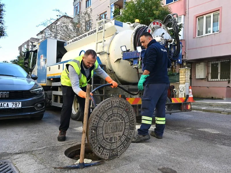 Yalova Belediyesi ekipleri, Mehmet Durman Caddesi'nde asfalt yama, Halide Edip Adıvar Sokak'ta parke taş döşerken kentin farklı noktalarında yağmur suyu hatlarını temizliyor ve park zeminlerini yeniliyor. - Fotoğraf 5