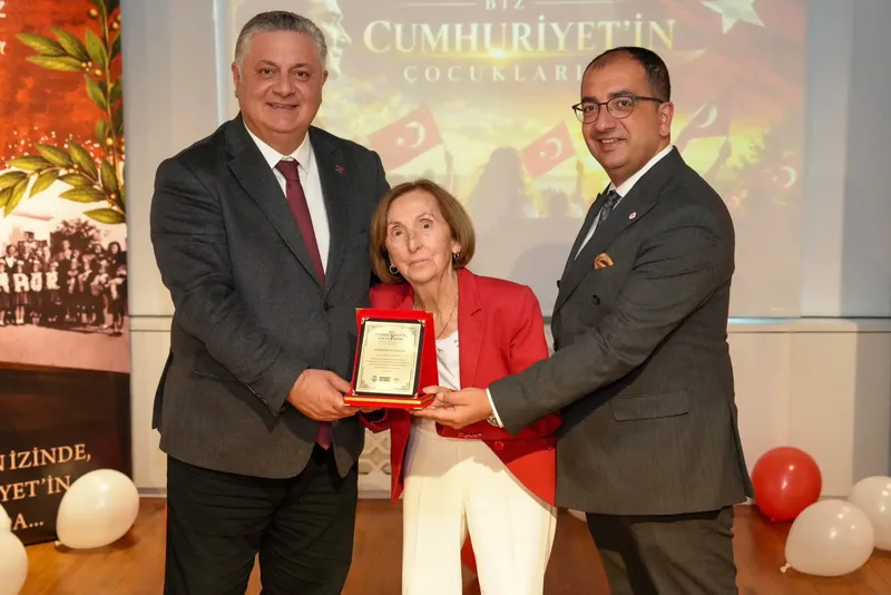 Yalova Kent Müzesi'nde açılan "Biz Cumhuriyet'in Çocuklarıyız" sergisi, geçmişten bugüne Cumhuriyet Bayramı kutlamalarının fotoğraflarıyla 20 Kasım'a kadar ziyaret edilebilecek. - Fotoğraf 8