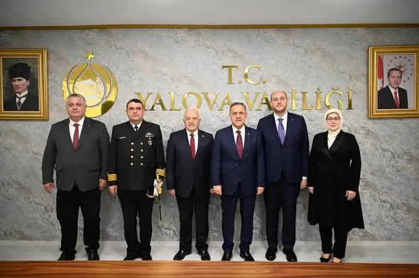 Cumhuriyet'in 103. yıl dönümünde Yalova Valiliği makamında düzenlenen tebrikat töreni, Vali Dr. Ahmet Hamdi Usta'nın ev sahipliğinde milletvekilleri ve il protokolünün katılımıyla yapıldı. - Fotoğraf 4