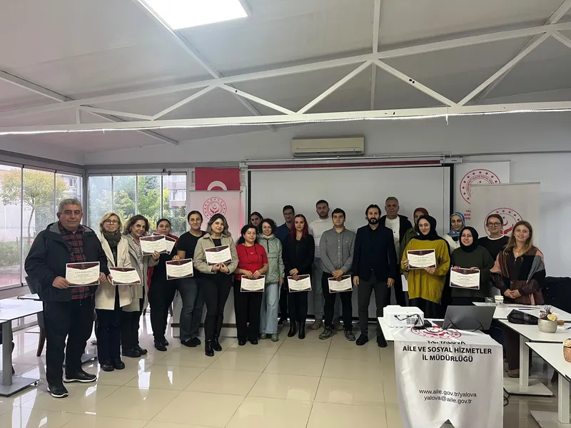 Yalova'da afet ve acil durumlarda görev alacak personele yönelik üç gün süren psikososyal destek başlangıç düzey eğitim programı tamamlandı. - Fotoğraf 1