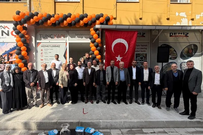 Altınova'da Tunç Yapı hizmete açıldı. Yeni yatırımın heyecanını paylaşan Belediye Başkanı Yasemin Fazlaca, işletmeye bol kazanç temennisinde bulundu. - Fotoğraf 4