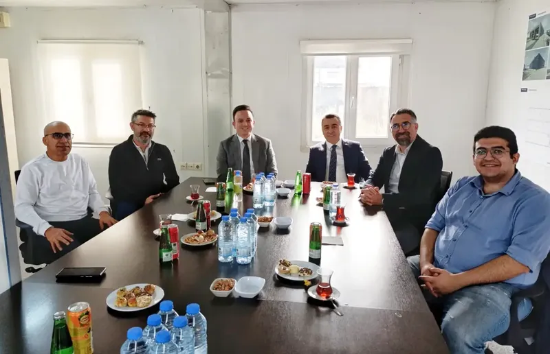 Altınova Kaymakamlığı, RMK Marine Tersanesi inşaat alanına ziyaret düzenlendiğini ve projede yürütülen çalışmaların son durumunun değerlendirildiğini duyurdu. - Fotoğraf 4