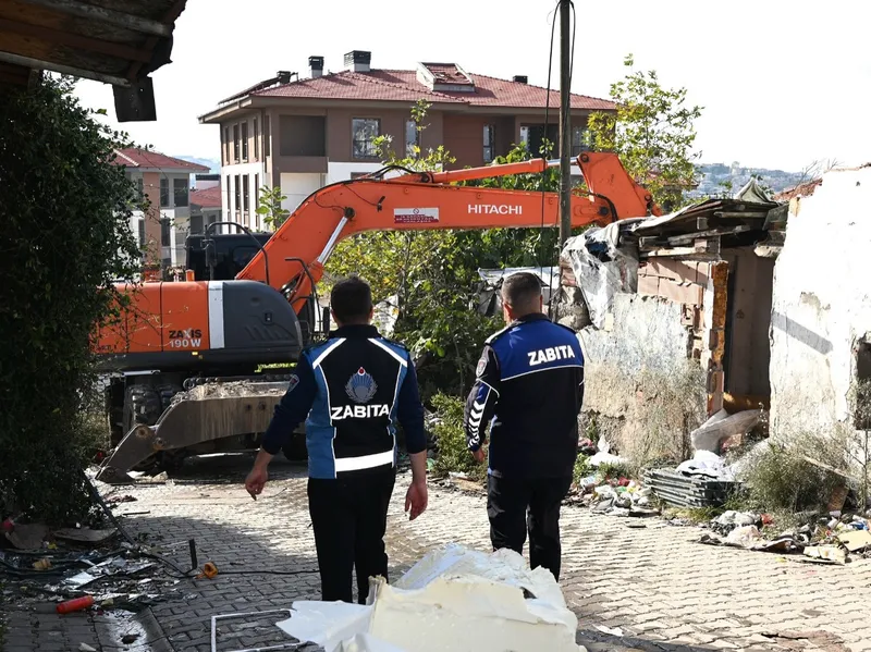 Yalova Belediyesi, Bağlarbaşı'nda daha güvenli yaşam alanları oluşturulması amacıyla paydaş kurumlarla koordinasyon halinde yürütülen ikinci etap yıkım çalışmalarının sürdüğünü bildirdi. - Fotoğraf 6