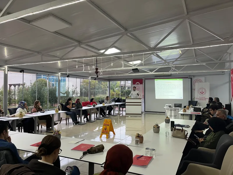Yalova'da afet ve acil durumlarda görev alacak personele yönelik üç gün süren psikososyal destek başlangıç düzey eğitim programı tamamlandı. - Fotoğraf 3