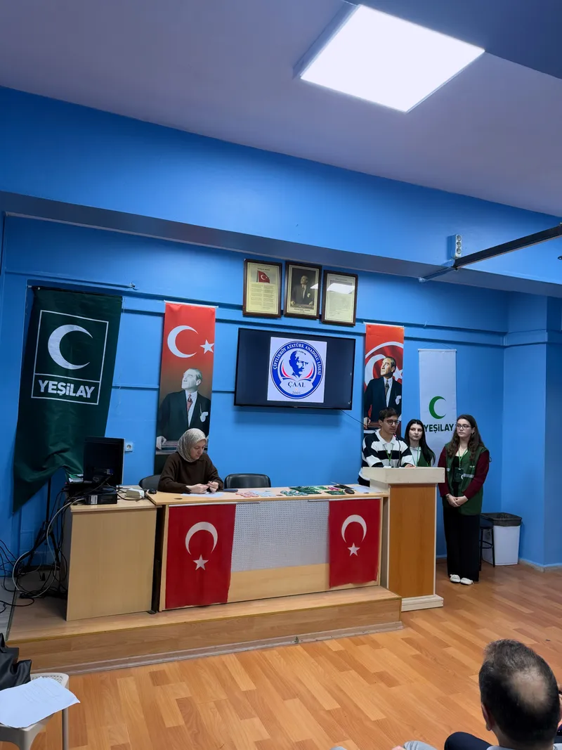 Çiftlikköy Atatürk Anadolu Lisesi'ni ziyaret eden Yeşilay Yalova Şubesi, Okul Aile Birliği bünyesinde velilerle buluşarak bağımlılıkla mücadele çalışmaları ile yedam'ın ücretsiz destek hizmetlerini tanıttı. - Fotoğraf 6