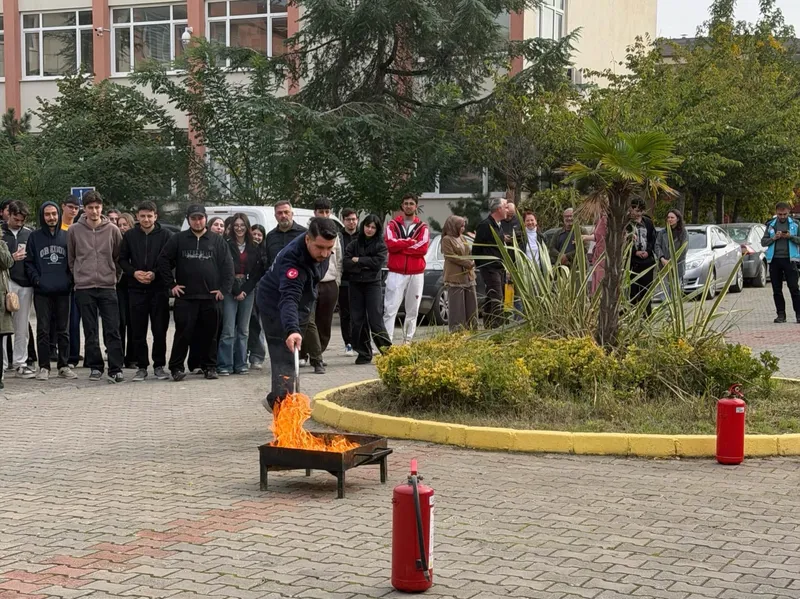 Yalova Belediyesi İtfaiye Müdürlüğü, Yalova Üniversitesi Safran Yerleşkesi'ndeki Meslek Yüksekokulu öğrencilerine afet ve acil durumlara hazırlık kapsamında Yangın ve tahliye eğitimi verdi. - Fotoğraf 3