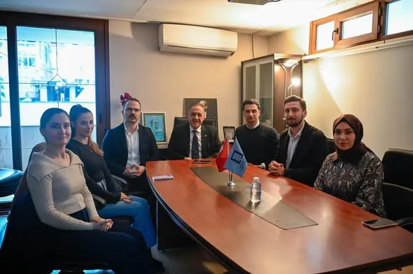 Yalova'da meslek odalarını ziyaret eden Vali Dr. Ahmet Hamdi Usta, Mimarlar Odası ve Jeoloji Mühendisleri Odası yönetimleriyle afetlere karşı bilinçli bir kent hedefi doğrultusunda bir araya geldi. - Fotoğraf 1