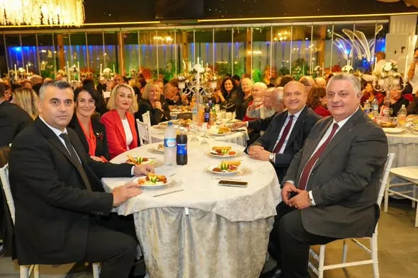 Çınarcık Belediye Başkanı Avni Kurt, Sporium'da düzenlenen Cumhuriyet Balosu'na katılarak birlik ve beraberlik mesajlarının verildiği gecede yer aldı. - Fotoğraf 1