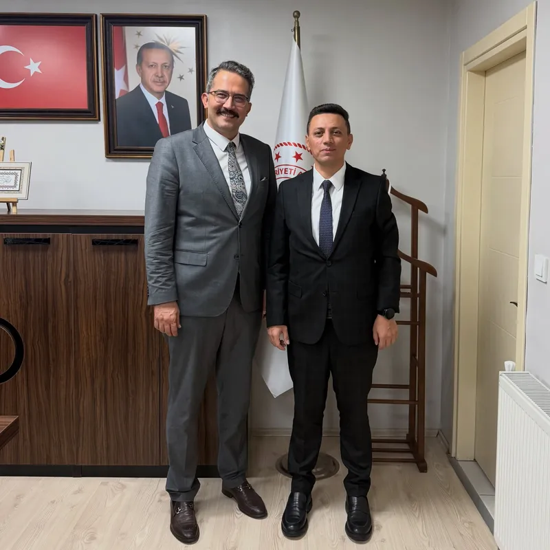 Yalova İl Göç İdaresi Müdürü Mehmet Servet Yelken, Aile ve Sosyal Hizmetler İl Müdürü Seçkin Bilici'yi ziyaret etti; görüşmede İyilikVar Platformu kapsamındaki çalışmalar ele alındı. - Fotoğraf 1