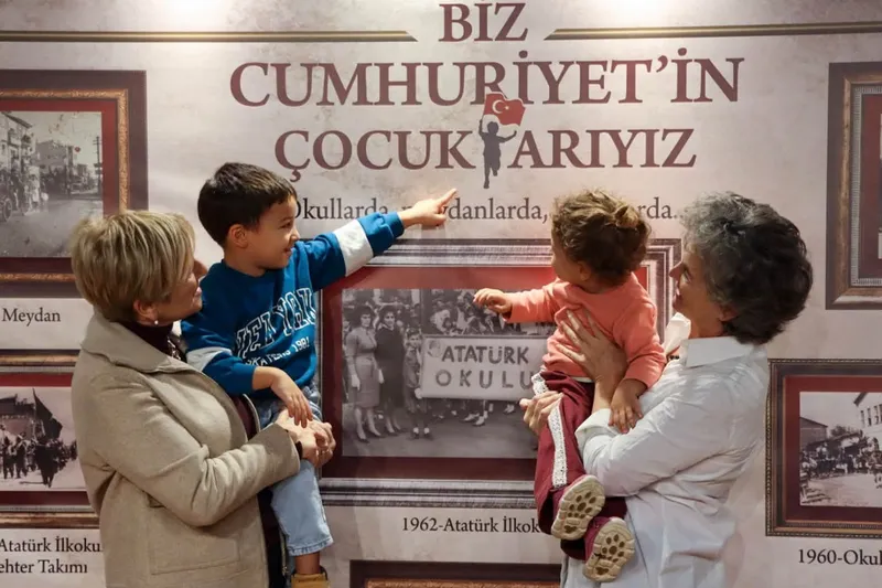 Yalova Kent Müzesi'nde açılan "Biz Cumhuriyet'in Çocuklarıyız" sergisi, geçmişten bugüne Cumhuriyet Bayramı kutlamalarının fotoğraflarıyla 20 Kasım'a kadar ziyaret edilebilecek. - Fotoğraf 11