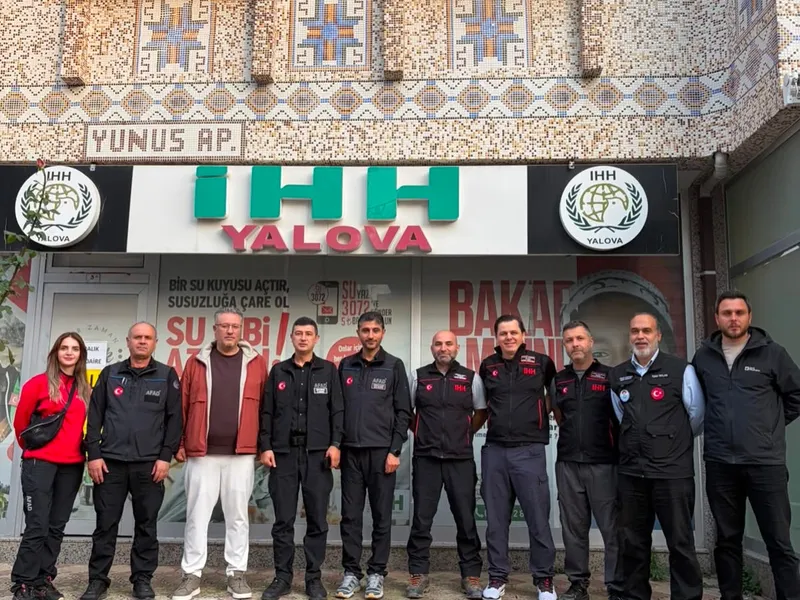 Isparta'daki kanyonda eğitim sırasında meydana gelen kaza sonucu hayatını kaybeden Sinan Yavuz için AFAD İl Müdürü Adem Eşiyok ve şube müdürleri Yalova İHH'ya taziye ziyaretinde bulundu. - Fotoğraf 2