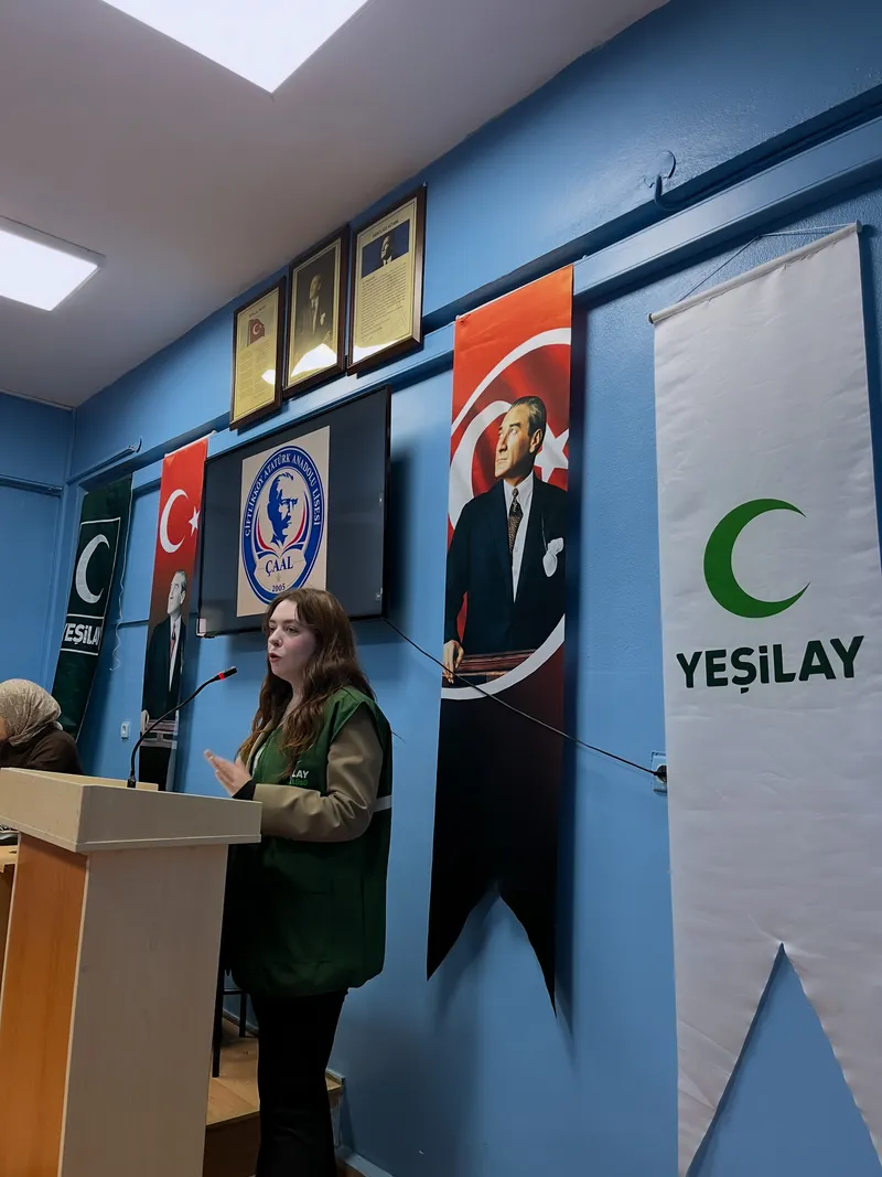Çiftlikköy Atatürk Anadolu Lisesi'ni ziyaret eden Yeşilay Yalova Şubesi, Okul Aile Birliği bünyesinde velilerle buluşarak bağımlılıkla mücadele çalışmaları ile yedam'ın ücretsiz destek hizmetlerini tanıttı. - Fotoğraf 2