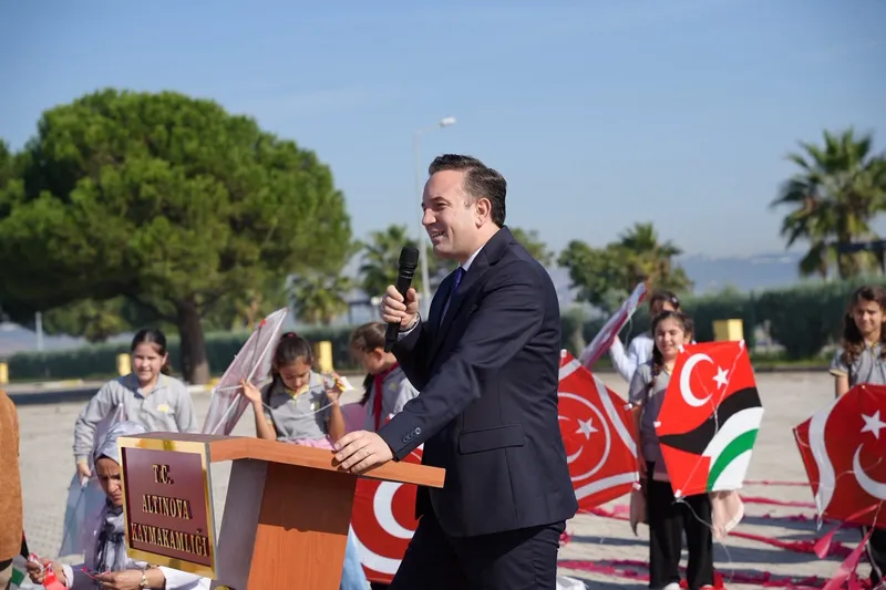 Altınova'da protokol üyeleri, öğretmenler ve öğrencilerin katılımıyla Gazze'deki masum çocuklara destek amacıyla uçurtma şenliği yapıldı. - Fotoğraf 4