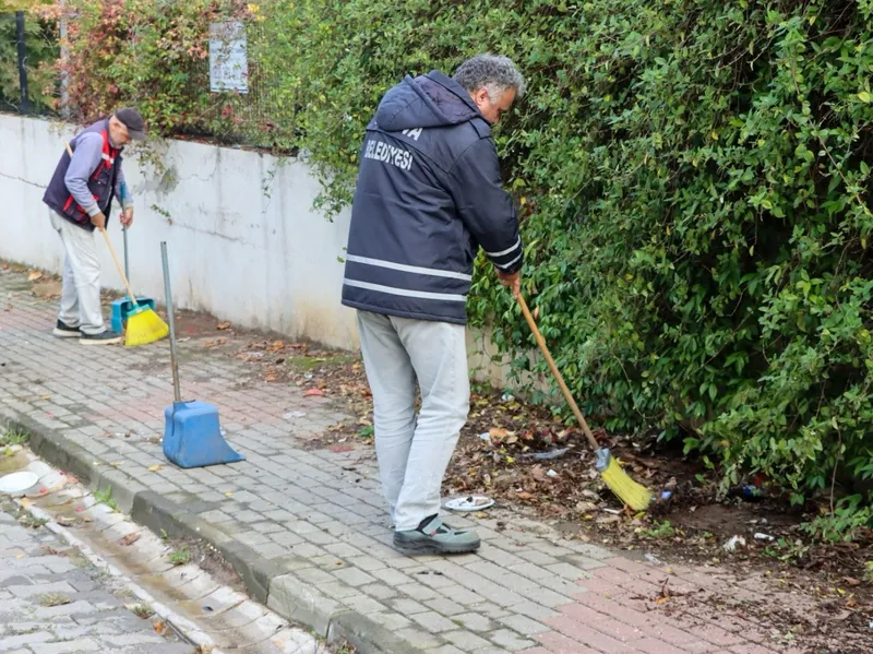 Yalova Belediyesi ekipleri, kentin dört bir yanında yürütülen çalışmalar kapsamında Kazım Karabekir Mahallesi'nde sokakları süpürdü, yabani otları biçti ve konteyner çevrelerindeki büyük hacimli atıkları topladı. - Fotoğraf 6