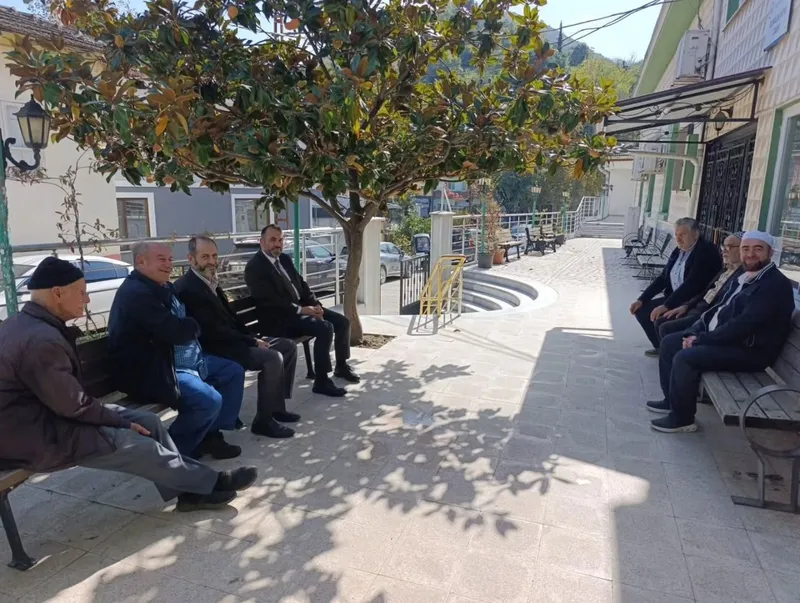 Yalova İl Müftüsü Naci Çakmakçı, köy ziyaretleri kapsamında Elmalık Köyü Camisi'nde öğle namazında cemaatle bir araya gelerek vatandaşlarla sohbet etti. - Fotoğraf 3