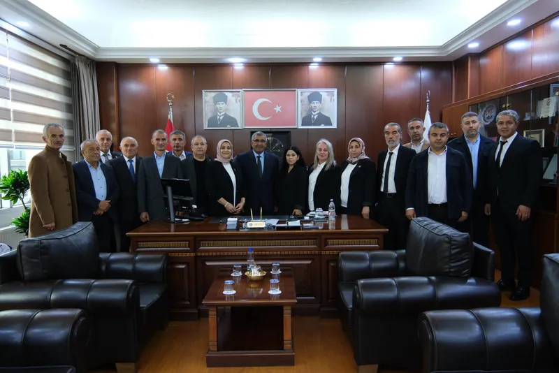 Muhtarlar Günü vesilesiyle Çiftlikköy'de görev yapan mahalle ve köy muhtarları belediyeyi ziyaret ederek yerel yönetim temsilcileriyle bir araya geldi. - Fotoğraf 1