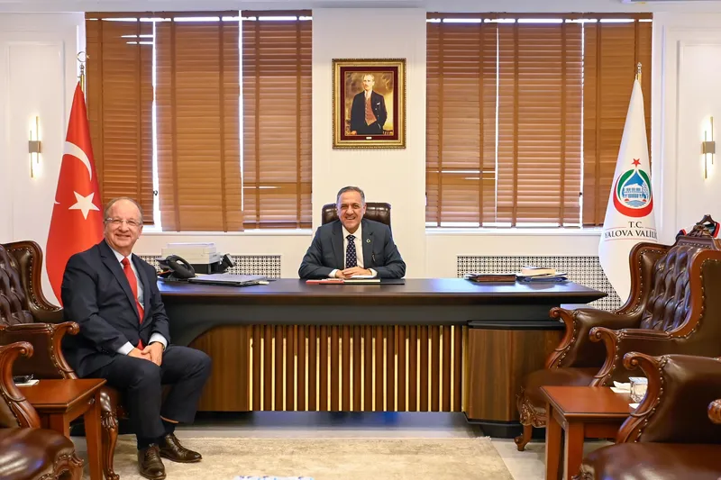 Yalova Valisi Dr. Ahmet Hamdi Usta; Sütaş yöneticisi İlhan İl, Güreş İl Tertip Kurulu Başkanı Hakkı Bağatar ve Kamu-Sen İl Başkanı Sait Çolak'ı makamında ağırladı. - Fotoğraf 1