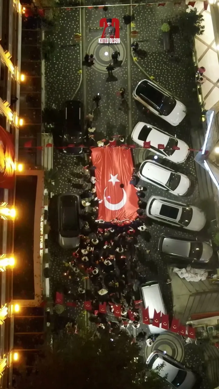 Termal Belediyesi tarafından Cumhuriyetin 103. yılı kutlamaları kapsamında düzenlenen fener alayı, vatandaşların bayraklar ve meşaleler eşliğindeki katılımıyla yapıldı. - Fotoğraf 1