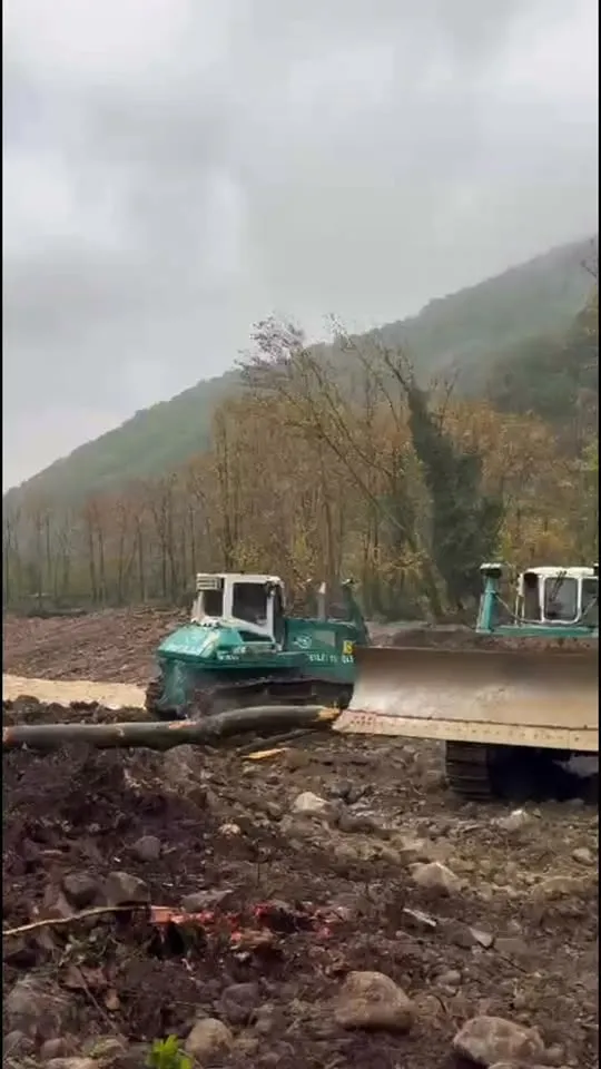 Çınarcık'a bağlı Teşvikiye beldesinde yaşanan su taşkınının ardından bölgede yürütülen dere düzenlemesi sürerken, Belediye Başkanı Mustafa Nurten süreci bizzat yakından takip ediyor. - Fotoğraf 1