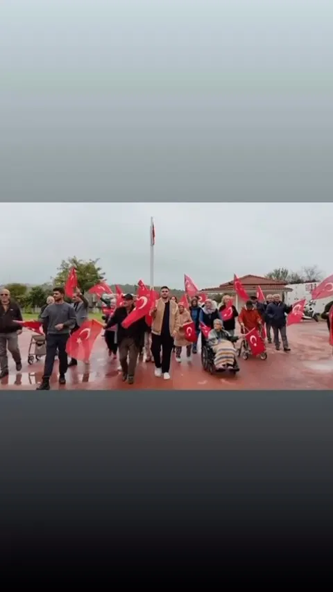 Yalova Huzurevi'nde kalan yaşlılar, 29 Ekim Cumhuriyet Bayramı ve Türkiye Cumhuriyeti'nin 103. kuruluş yıl dönümünü düzenlenen kutlamayla karşıladı. - Fotoğraf 1