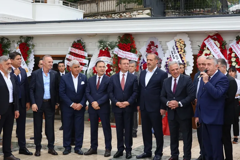 Enerji ve Tabii Kaynaklar Bakan Yardımcısı Abdullah Tancan, Yalova Vali Yardımcısı Osman Sarı ve beraberindekiler, Termal'de hizmet vermeye başlayan Pinhan Otel'in açılışına katıldı. - Fotoğraf 3